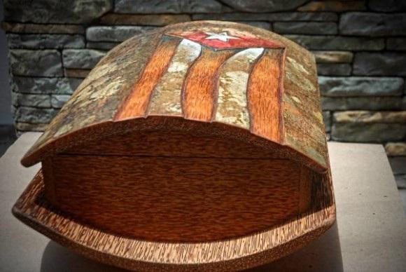 cubanauta's tweet photo. Cofre palma real y bandera cubana, obsequio de #Holguín #Cuba al #PapaFrancisco http://t.co/CT2Cdt2d3G #ElPapaEnCuba http://t.co/tRlmOvdbPD