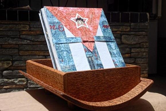 cubanauta's tweet photo. Cofre palma real y bandera cubana, obsequio de #Holguín #Cuba al #PapaFrancisco http://t.co/CT2Cdt2d3G #ElPapaEnCuba http://t.co/tRlmOvdbPD
