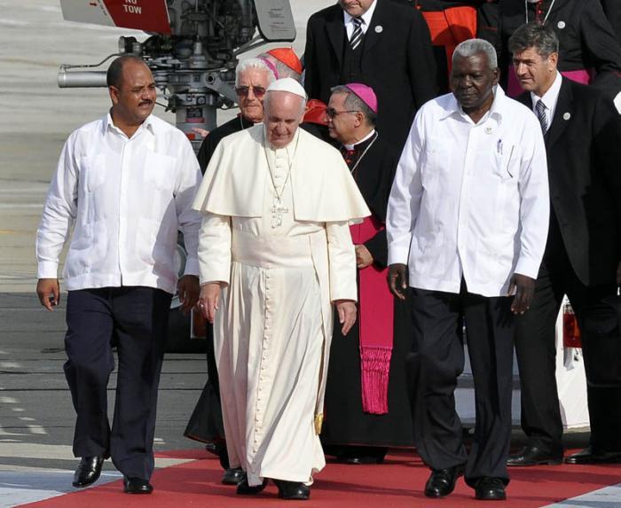 cubanauta's tweet photo. El #PapaFrancisco es recibido en #SantiagoDeCuba #Cuba  #ElPapaEnCuba http://t.co/stliVLS1Pe http://t.co/IwD5WemjnT http://t.co/6PiOhi66HC