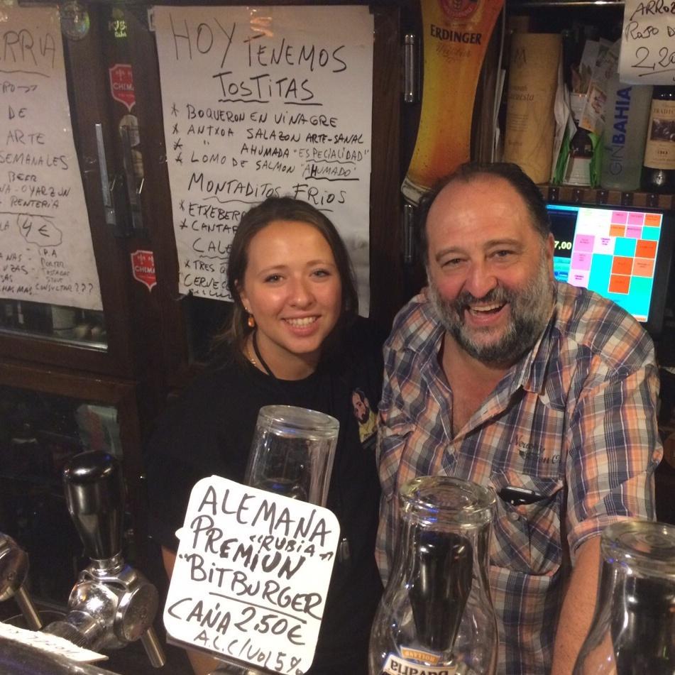 maialenCR's tweet photo. Disfrutando del #zinemaldia2015 en buena compañía en el @cervecero1983 #elegantes! http://t.co/ewrJsifijh