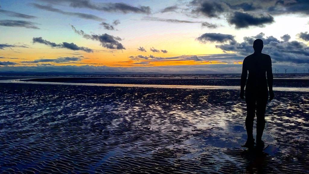 Cathnjasp's tweet photo. #photography #sunset #liverpool #uk #burbobank #anotherplace #beach #beachdays #sea http://t.co/M5C3GPpxmd