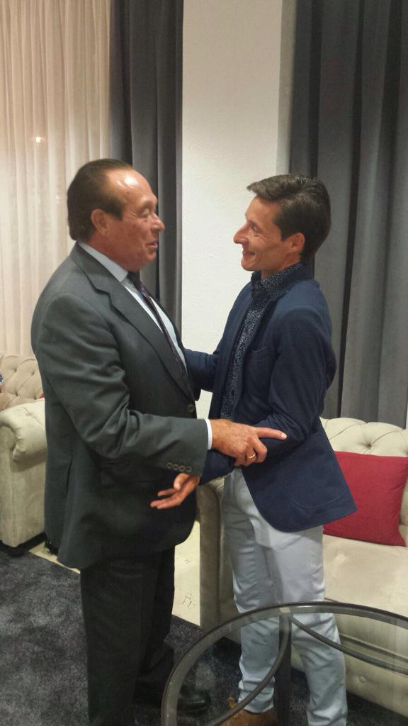 urdialesweb's tweet photo. Curro Romero y Diego Urdiales. El saludo tras la triunfal tarde... http://t.co/QzDbyDZo47