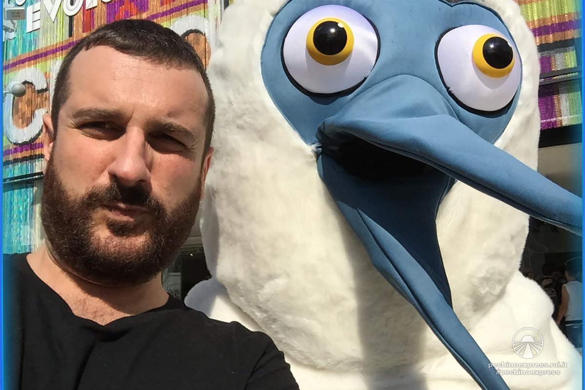 PechinoExpress's tweet photo. Anche @CdGherardesca ha incontrato da vicino un Boobie! Ecco la prova fotografica! #pechinoexpress #selfie http://t.co/hMpBbBOQLI