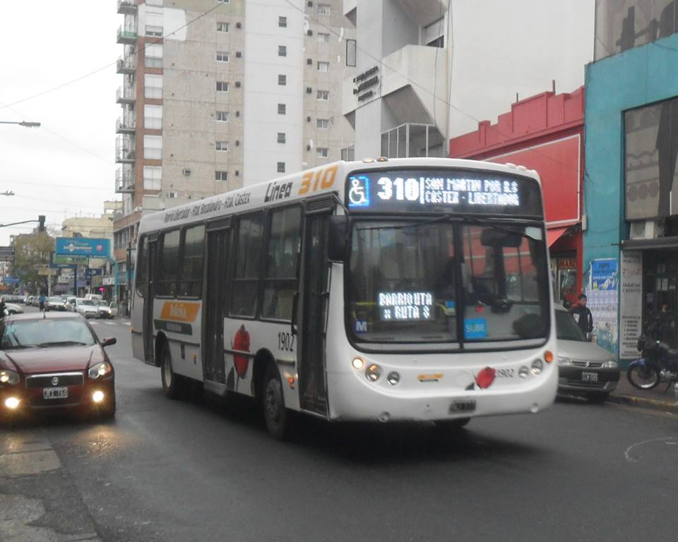 CiudadDeBondis's tweet photo. La #Linea310 tambien paso a #LaNuevaMetropol (junto a la 670). Foto del "nuevo" #1902, ex linea 182. Foto A.Carballo http://t.co/CyCJ1mJMNL