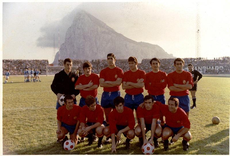 FOTOS HISTORICAS O CHULAS  DE FUTBOL - Página 19 CPdJK4mUAAQJoOk