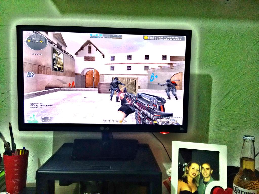 irmaobec's tweet photo. Testando o novo monitor 23" #CrossFire #Lg3D http://t.co/8FEVw1XMlx