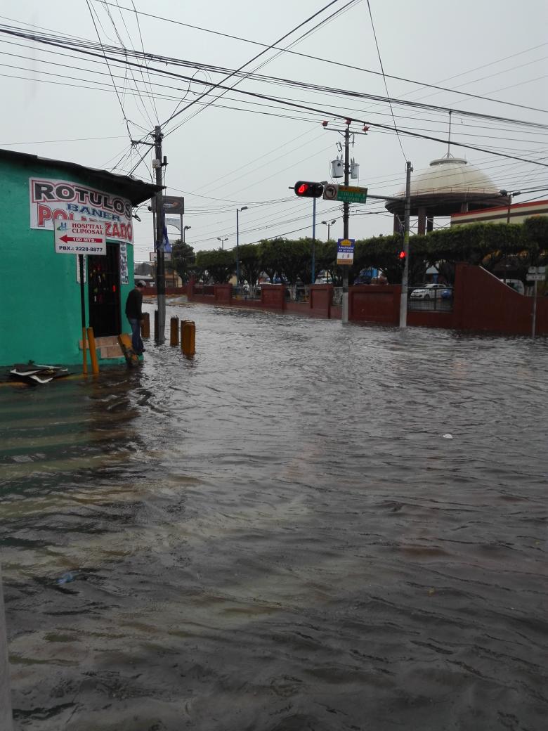osskar's tweet photo. @alertux  Inundado 10 av sur Santa Tecla http://t.co/pDiGlc1Zk2