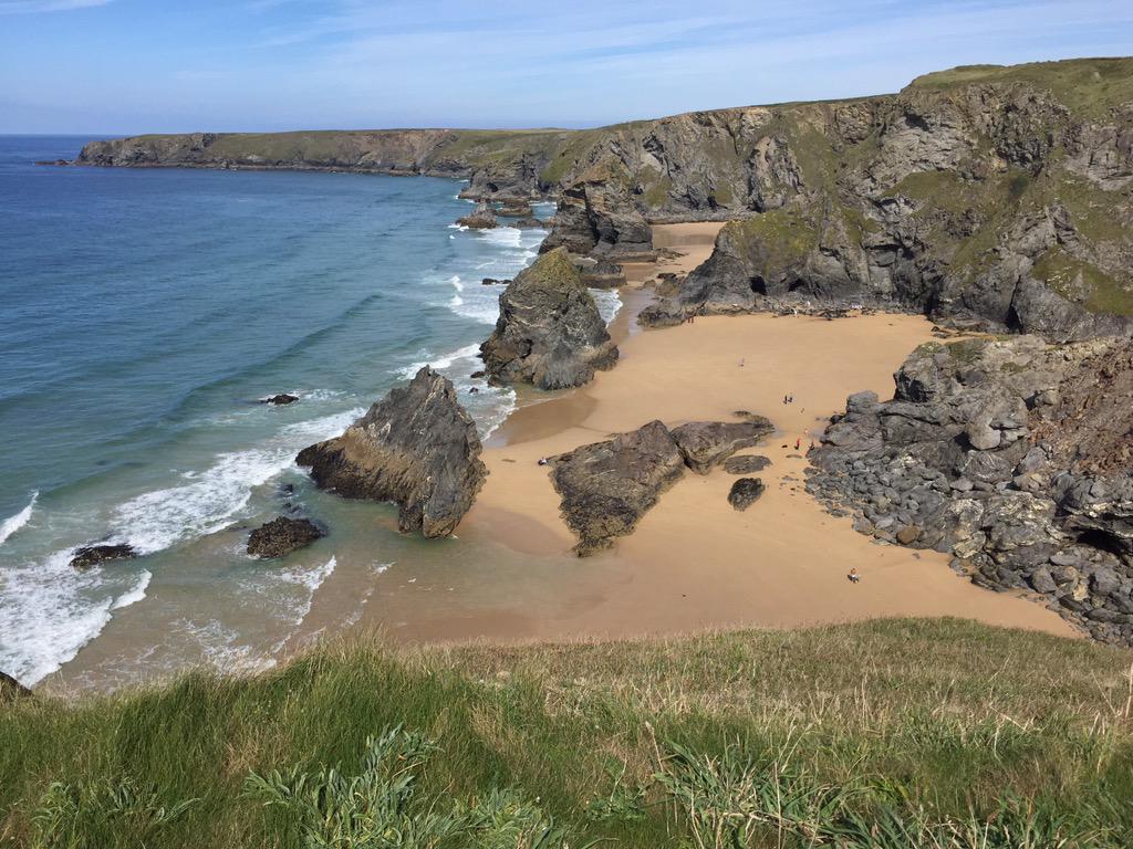 SwimLabUK's tweet photo. Post swim and yoga cliff walk with my #SwimClinicWeekend #SwimSquad #ClassOf09/15 @WatergateBay #BedruthanSteps http://t.co/NbXOEJWcXe