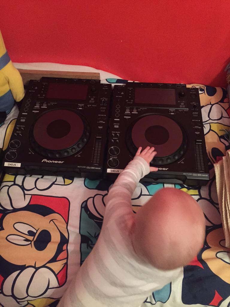 D4Djs's tweet photo. Starting early 
@Dylan_Mc_Keon  @rossmckeondj @arianeweafer 
#Djben 🙌🏻🙌🏻 http://t.co/ZTbrbva8pz