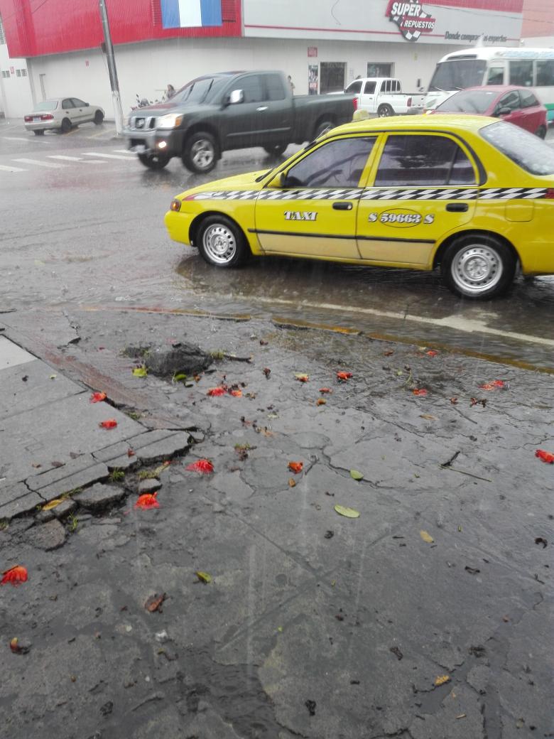 osskar's tweet photo. @alertux evitar la 2° y 4°calle Pte Santa Tecla tráfico pesado ocupar vías alternas como la 8° está libre http://t.co/zVpHNbMUMg