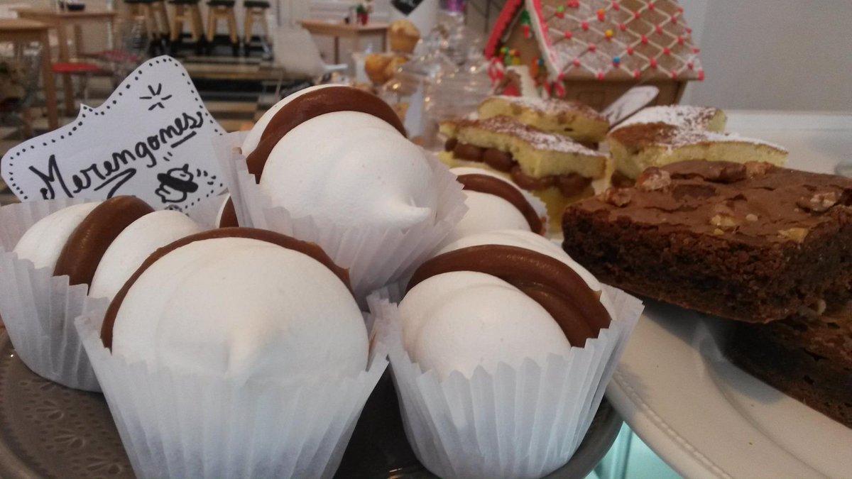 Perasdelolmook's tweet photo. Mmm...queríamos darnos un gustito en este día gris y bue, aparecieron los merengues de @BrauniAlmacen ¡Delicia! http://t.co/5eN26oWtcC