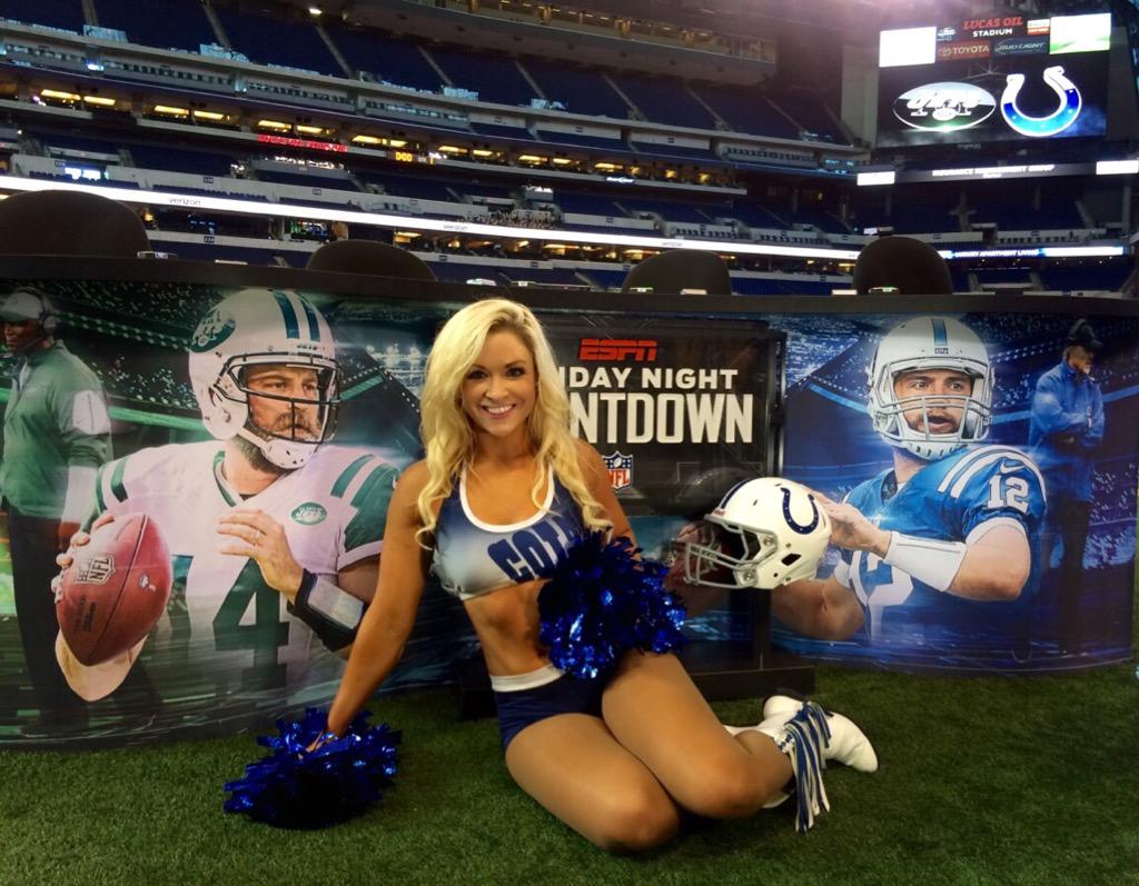 RachelJ_CC's tweet image. RETWEET if you're ready for MONDAY NIGHT FOOTBALL!