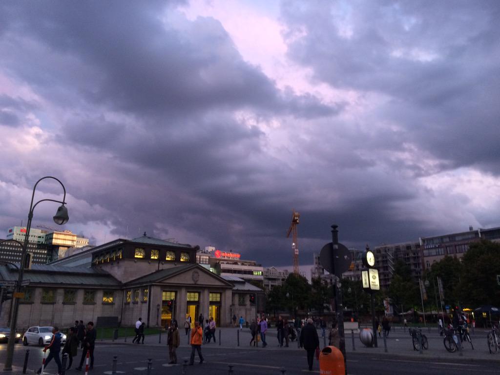 dieGampe's tweet photo. himmel über berlin #berlin #kudamm #kadewe http://t.co/kVRbOAGb03