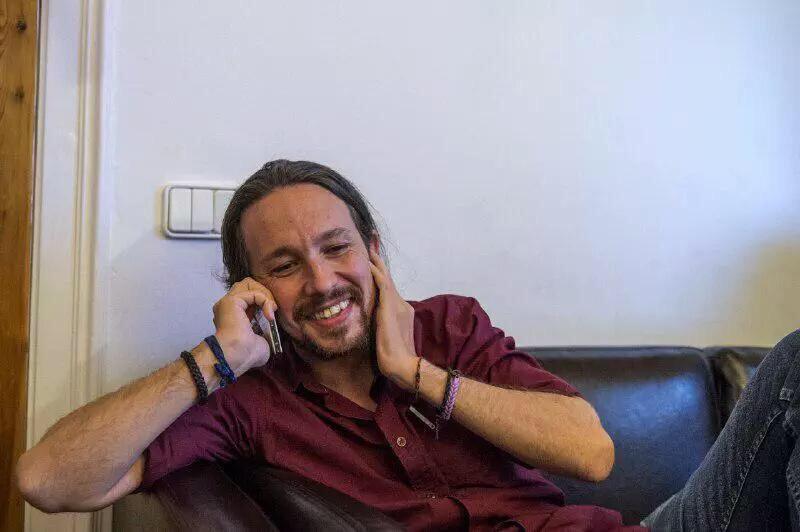 – ¿Qué tal el Erasmus, cariño?

– Genial, oye, te tengo que dejar.

– Vale, mañana hablamos.

– No me has entendido.