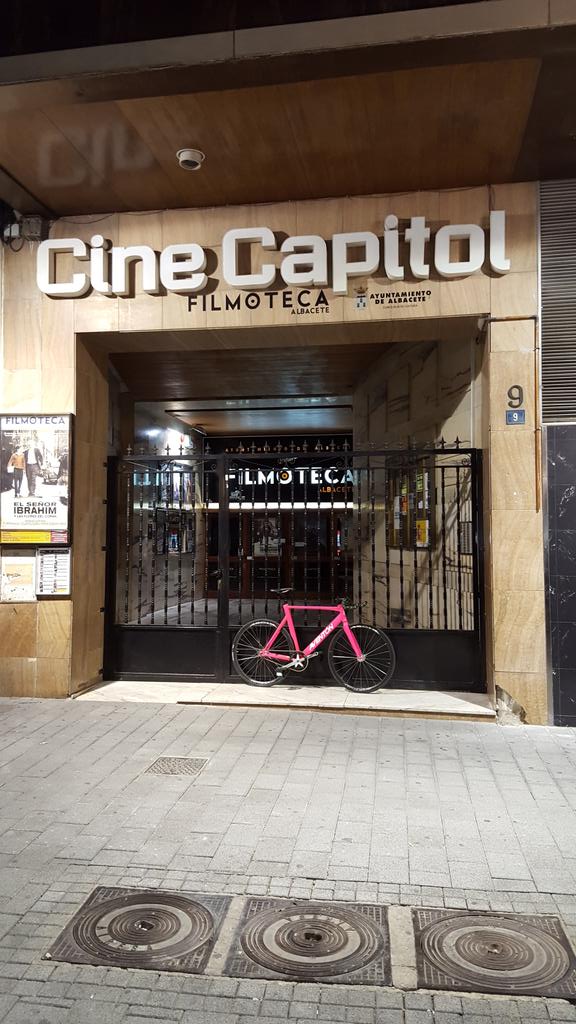 Que gusto coger la fixie y disfrutar de la ciudad cuando no hay nadie #aventon #mataro #fixie #fixedgear #bike #bici