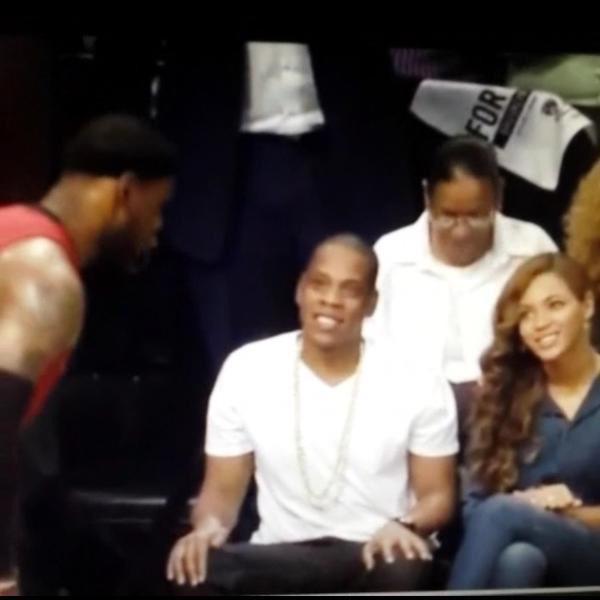 MeninistTweet's tweet photo. i just want a girl that loves me the way beyoncé loves lebron james. http://t.co/xVYc0qxmsx