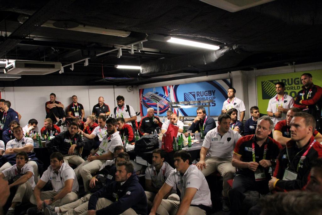 PasionPorRugby's tweet photo. Los galeses invitaron a los uruguayos a un 3er tiempo en el vestuario,mirar #NzlVArg y conversar del partido #RWC2015 http://t.co/vKQGlMZOtq