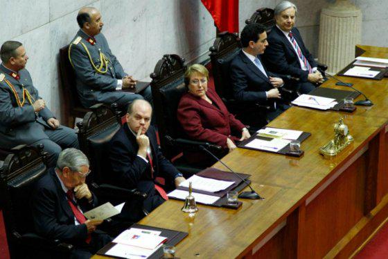 elespectador's tweet photo. Chile congela sueldos de parlamentarios y altos funcionarios de gobierno http://t.co/gtMtDojDGP http://t.co/eT83AAniD5