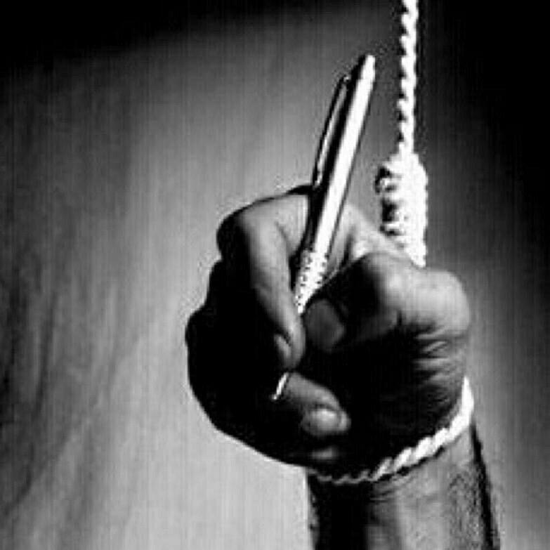 ما آكثر الكلمات التي تتراجع اصابعناا عن كتابتهاا ! رغْم آنها آصدق ما نشعر به ..!