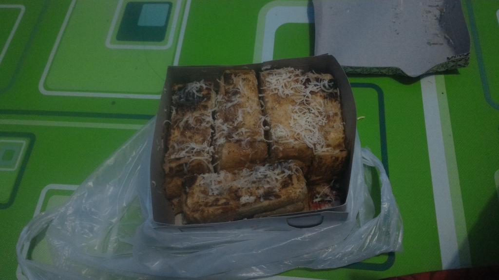 rs_ku's tweet photo. Dpt roti bakar tenggah malam... 😁😂😍 http://t.co/uRhEiyLX0w