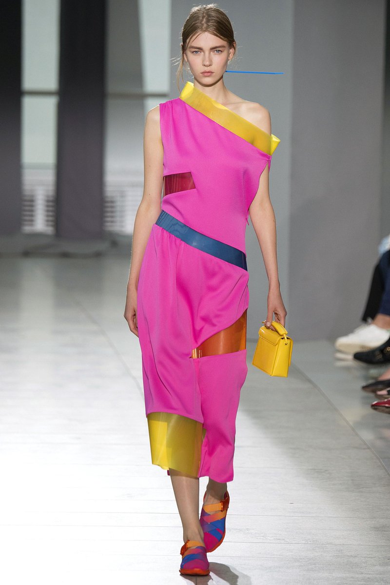 lesbranches_'s tweet photo. #christopherkane diseño una colección pensando el color como geometría. #spring2016 #FashionWeek @ChristopherKane http://t.co/oJxxOCT77k