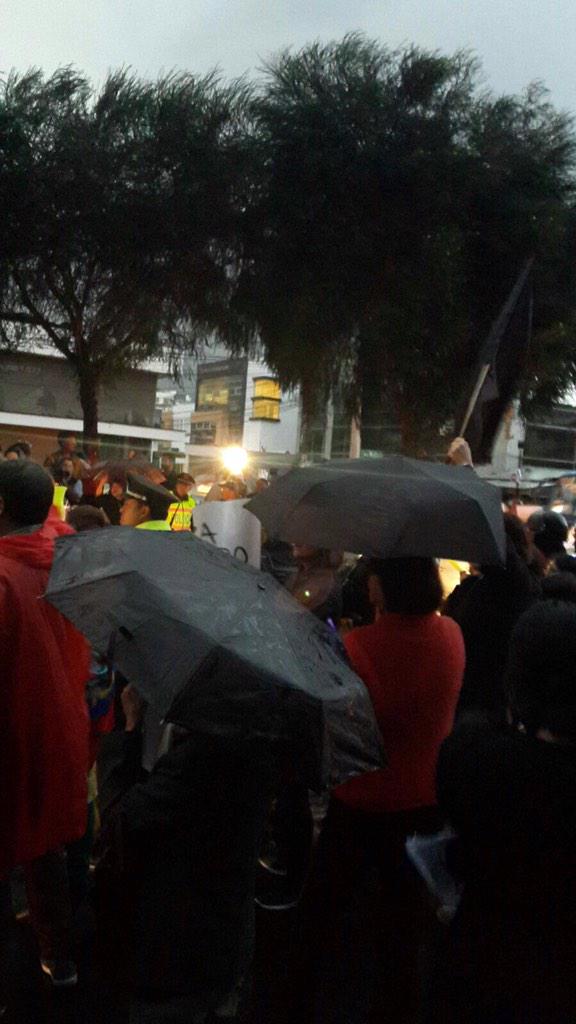 silvitabuendia's tweet image. En estos momentos frente a la Embajada de Venezuela en #Quito plantón de protesta #NiVerdeNiMaduro #FueraMaduroFuera
