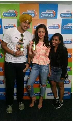 aliaa08_Fc's tweet photo. @aliaa08 with the winners of #FightAgainstPimples contest. http://t.co/qU5AoW895e