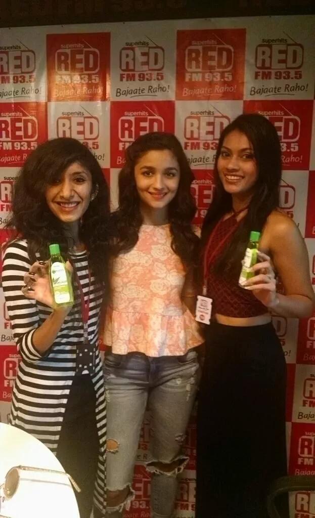aliaa08_world's tweet photo. [EXCLUSIVE] @aliaa08 with the winners of #FightAgainstPimples contest. ❤ (2) http://t.co/eORS5KwzYo