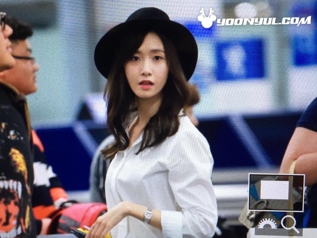 [PIC][22-09-2015]YoonA trở về Hàn Quốc vào sáng nay CPe7251UYAAHMQX