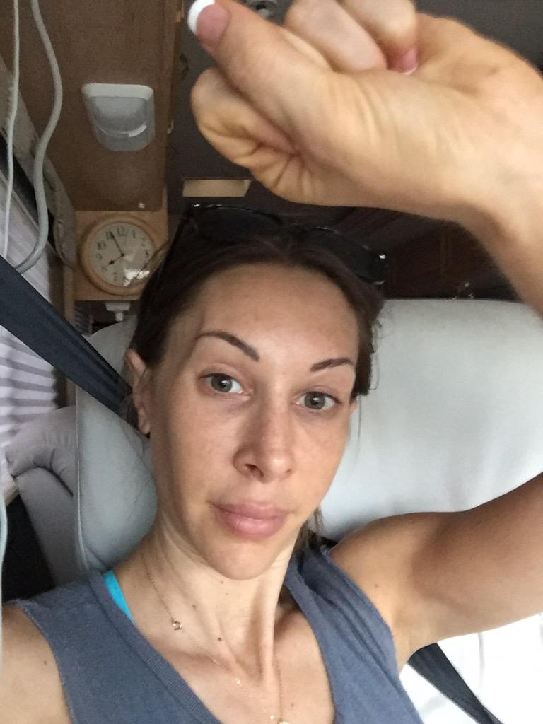 Foxy_Roxy_Show's tweet photo. Raised hand believing that unconditional love lies in all of us ❤️💜💛💚💙#Courage2 #GROWtheGood #lifeisgood @Lifeisgood http://t.co/URpAZlHPOm