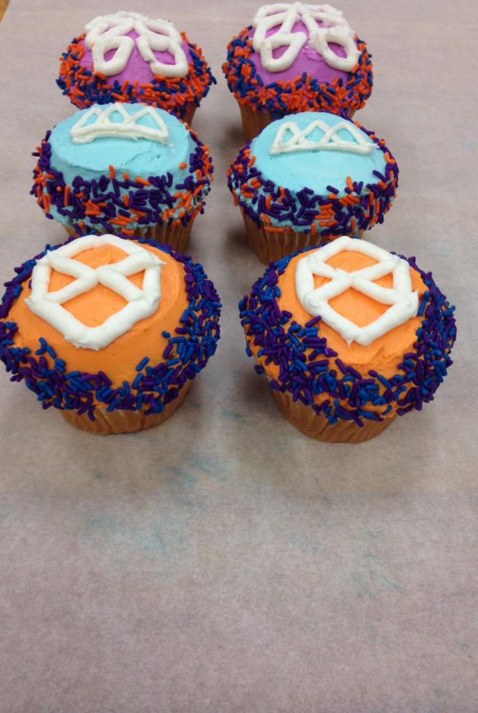 VenBrooks's tweet photo. @DestinyNews_net @Bungie @DattosDestiny guardian subclass  theme sweets for the guardians #destiny #guardian #cupcake http://t.co/Ju0Houjrci