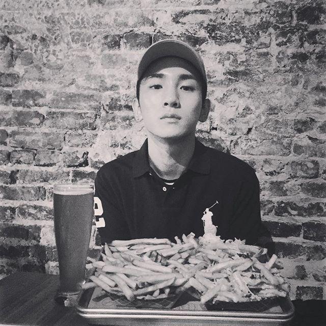 sfinee's tweet photo. {PICS} 150922 Key - "not gonna eat but for pictures u know" Instagram Update http://t.co/qu9Y1KjwVE #SHINee http://t.co/WFW29jWtiA
