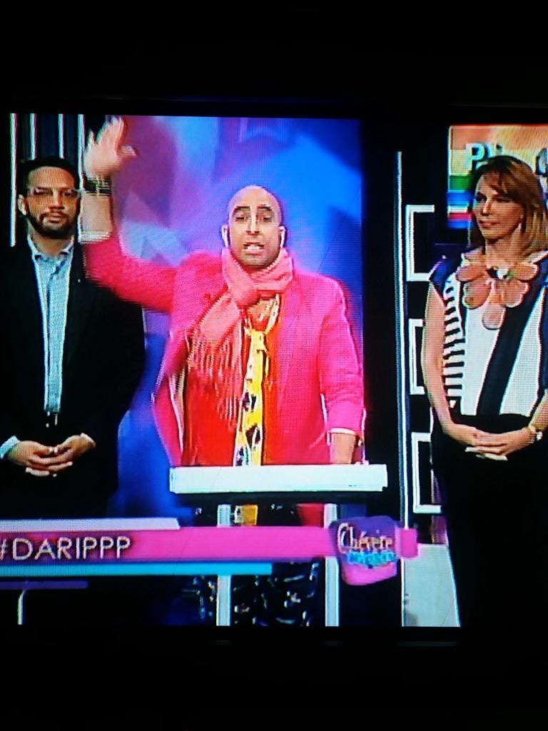 leannetteJD's tweet photo. @Cheverenights que cura #darippp cero 1ra dama jajajajja http://t.co/3dsEVgFzER
