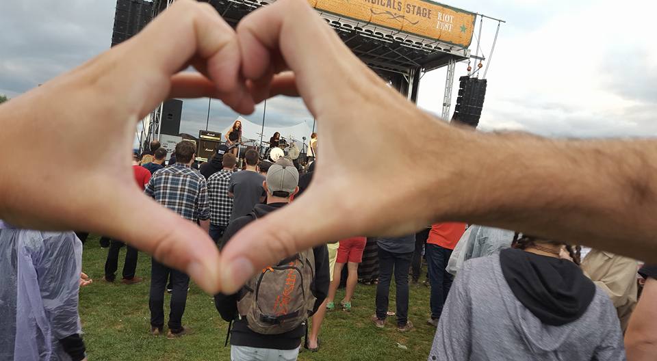 MySecretShame's tweet photo. Thought it was appropriate to take this photo of @couragemylove at @RiotFest They were amazing! #RiotFestTo #RiotFest http://t.co/bn2Vb98uUS