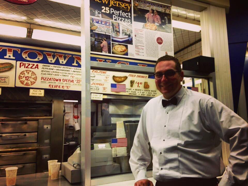 tonyatthetable's tweet photo. Ending a long night with a visit to #PizzaTownUSA in #ElmwoodPark.  #pizza #ahbeetz #abeetz #oldschool #realdeal http://t.co/WpKzF5DhOI
