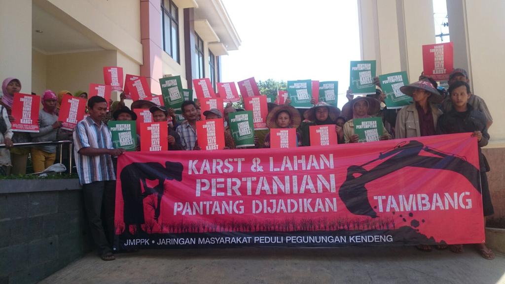 10.15 Warga #Pati Selatan di Gedung PTUN Semarang : Karst &amp; Lahan Pertanian PANTANG Dijadikan Tambang #savekendeng