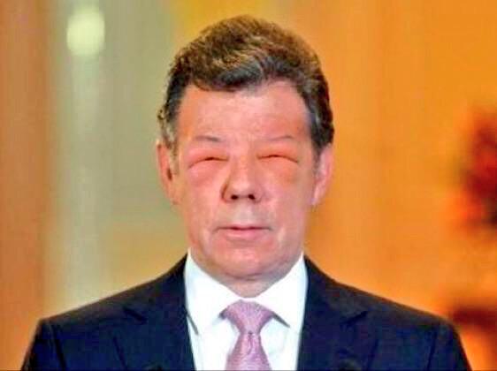 cmbustamante's tweet photo. Santos después de "cumbre" con Maduro... Y eso que la dignidad no se puede "retratar". http://t.co/estjXnkeVE