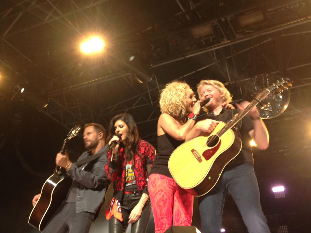 melissaangstrom's tweet photo. View before and after last night! Thanks @littlebigtown See you Oct 9 in Ames! Meetngreet? #fan4life #NoSittingAtLBT http://t.co/SCZGFF1cZI