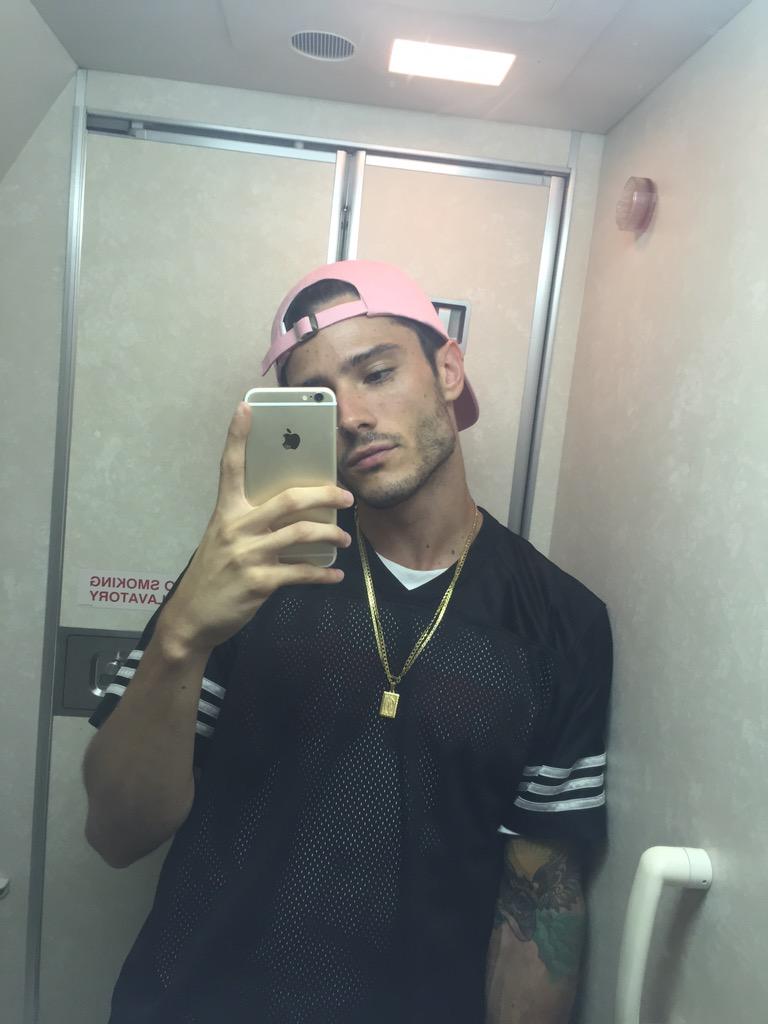 DiegoBarrueco's tweet photo. 11 hour flights again. http://t.co/pjpTM1SG4g