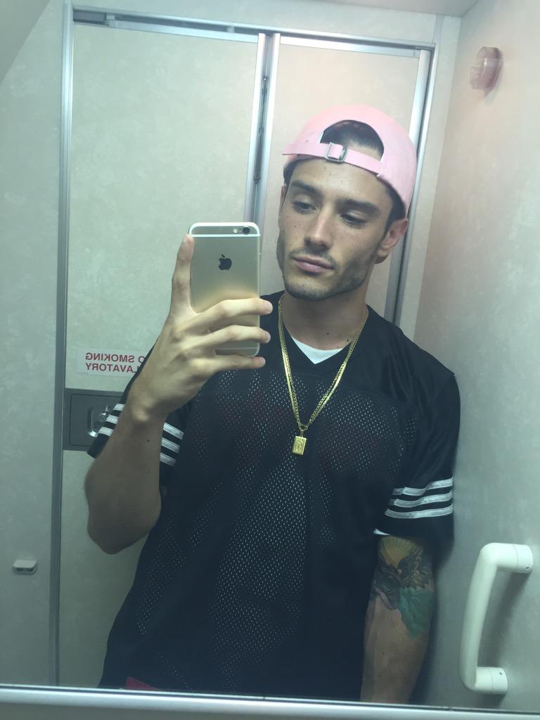 DiegoBarrueco's tweet photo. 11 hour flights again. http://t.co/pjpTM1SG4g