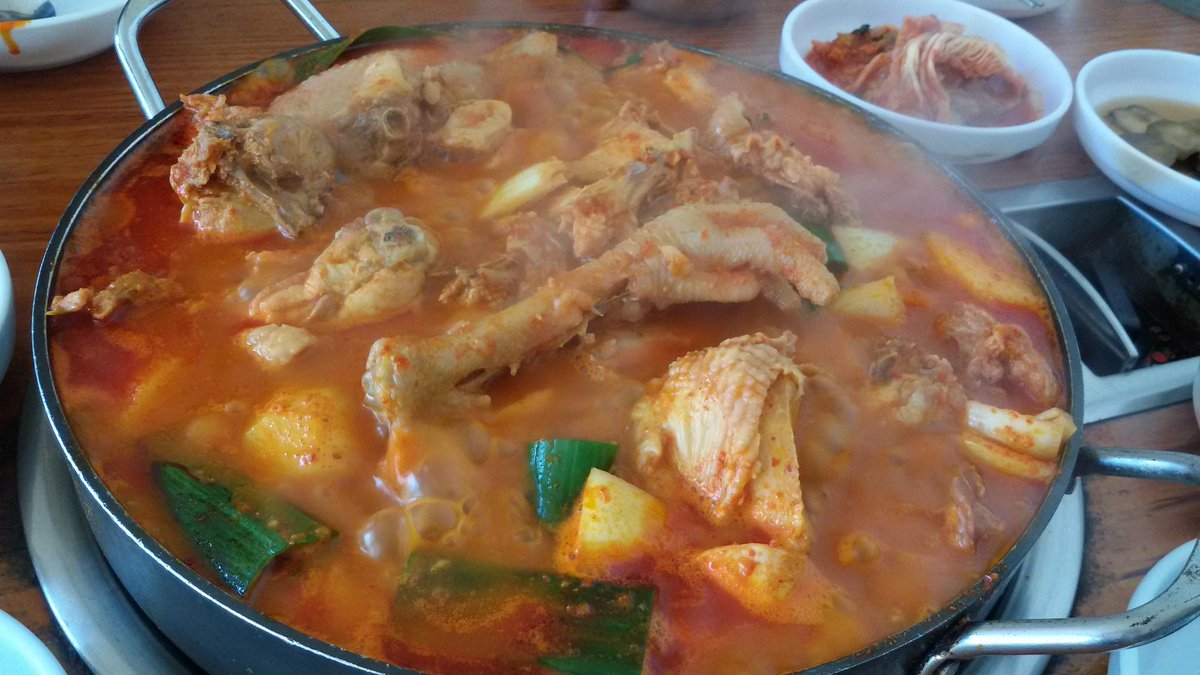 닭볶음탕이 나왔는데 깜딱!!닭발,모래집,간까지 통째루 다 들어간ㅋㅋ~~^^!!
토종닭이라 다 들어갔대용!!
국물에 밥비벼 쓱쓱~한그릇 다 비움♡