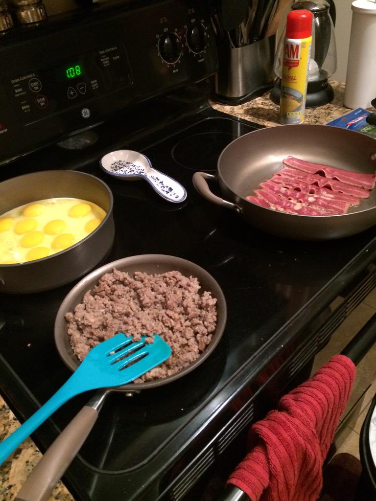 dylanjschulze's tweet photo. Just meal pep'd for 4 HOURS!!! #tired #it's230am #proudeverytime #mealprep #ifeelold #worthit http://t.co/2olVBQQiTU