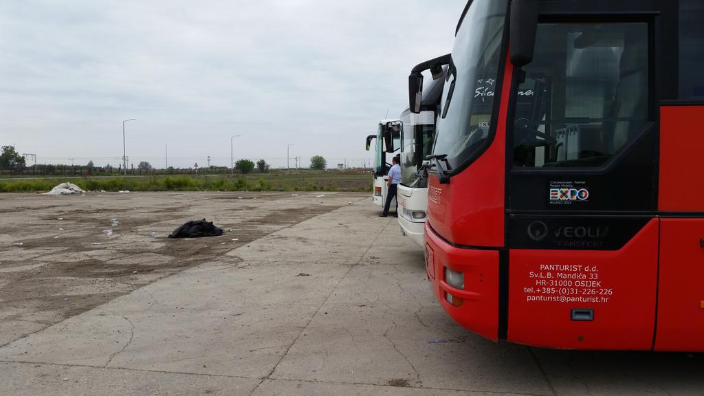 soliconvoy's tweet photo. #Torvanik field camp is now the station for buses.5000refugees stuck at #Šid and buses standing since 9am in Torvanik http://t.co/QOpGQ8XcxU