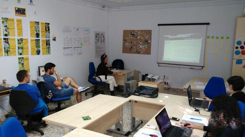 LanzaMos's tweet photo. Taller de wordpress by Laura http://t.co/lmt04DnWeQ