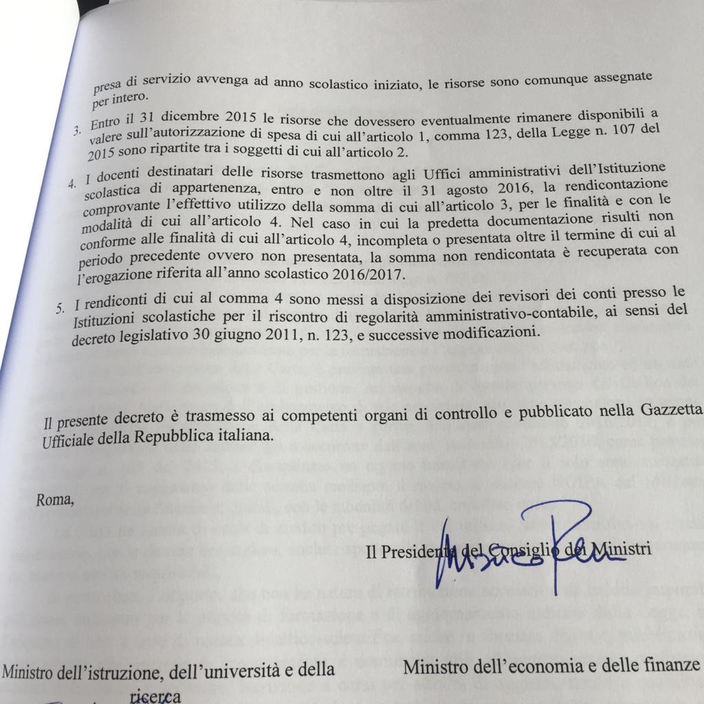 matteorenzi's tweet photo. Firmato il decreto sulla carta elettronica dei docenti. 500 euro per la loro formazione http://t.co/vwArEjZMfs