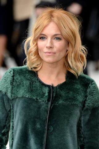 RevistaWoman's tweet photo. Así consigue Sienna Miller ir con el mismo look del día a la noche. ¡Y cambiando de país! http://t.co/F4U4NgpY6j http://t.co/HTCoG2DhoC