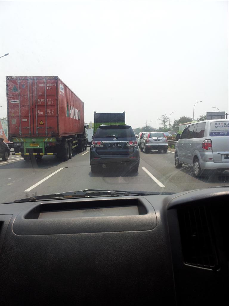 aminarmada's tweet photo. @RadioElshinta lalin ruas tol janger arah tangerang padat jelang GT karang tengah. ekor kepadatan sampai 2km http://t.co/vk7DBs4Jxo