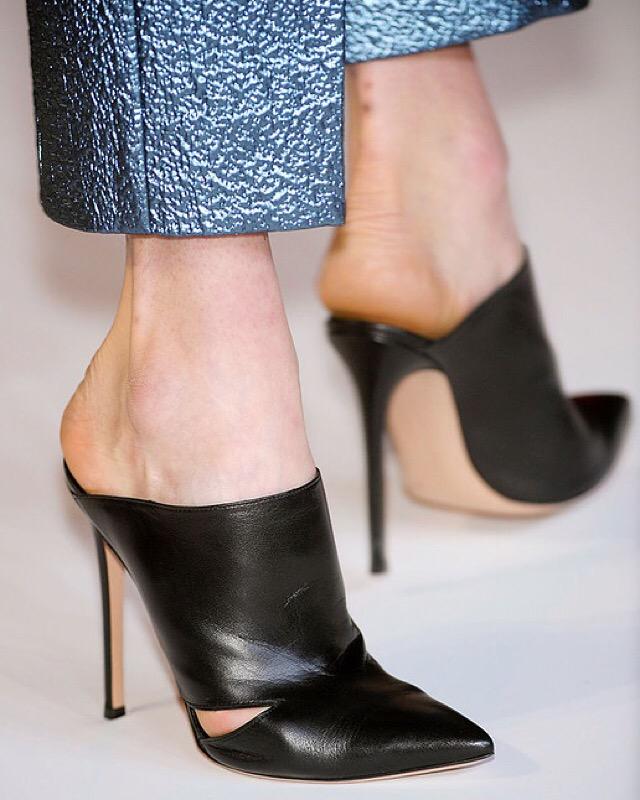 hakaanyildirim's tweet photo. Details via http://t.co/FU8wlFxs4N from the Hakaan Fall 2012 runway #hakaanyildirim #hakaan http://t.co/SGPAGvBJdx