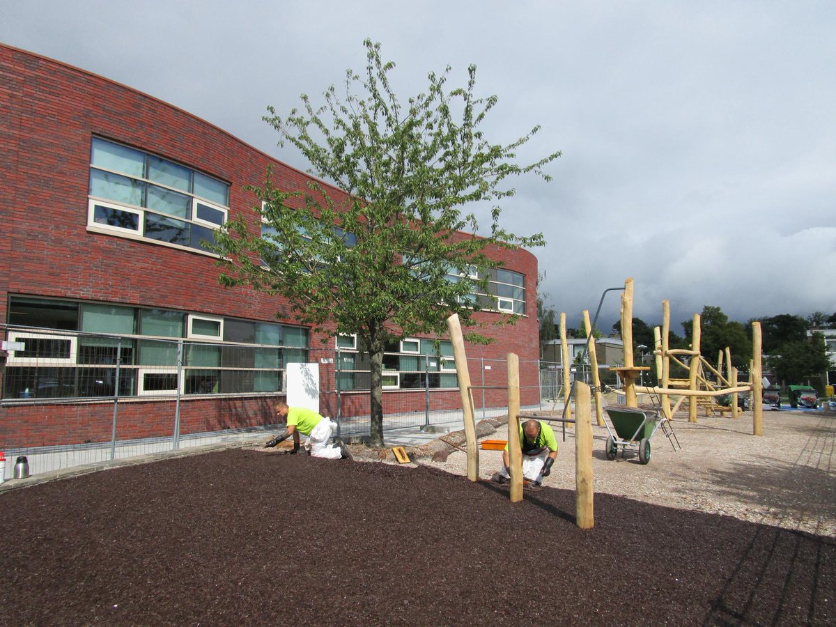 ondergrondexp's tweet photo. Nieuwe Softbark rubberschorsvloer op schoolplein OBS Overvecht in #Utrecht, locatie Wezerdreef #veilig @ondergrondexp http://t.co/c9tf1uyVT1