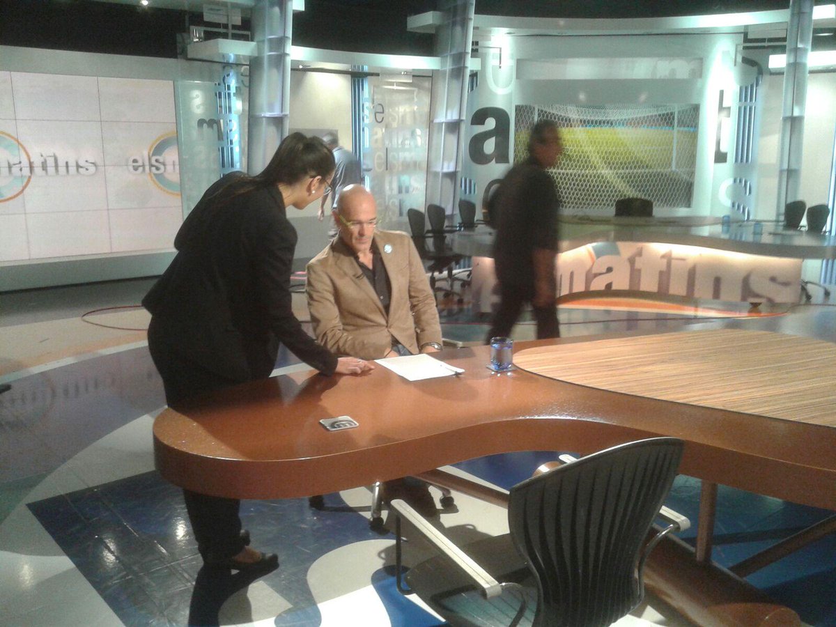 JuntsPelSi's tweet photo. En un moment comença l'entrevista a @raulromeva a @elsmatins de TV3. En directe a http://t.co/gx3uXpGKov #RomevaTV3 http://t.co/OKsP0KOkSj